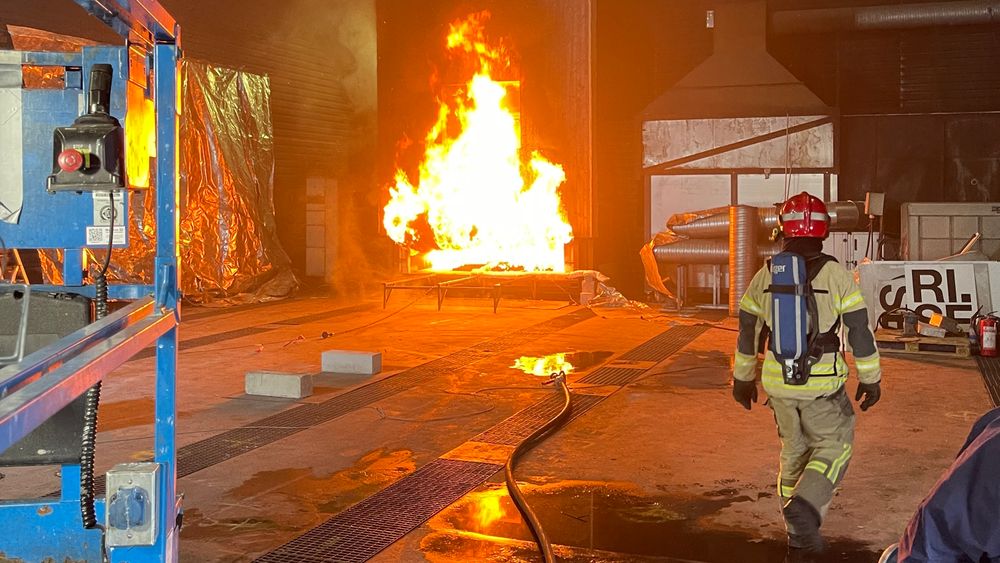 Brannmotstanden i de nye fasadeplatene er testet ved blant annet Rise Fire Research i Trondheim.