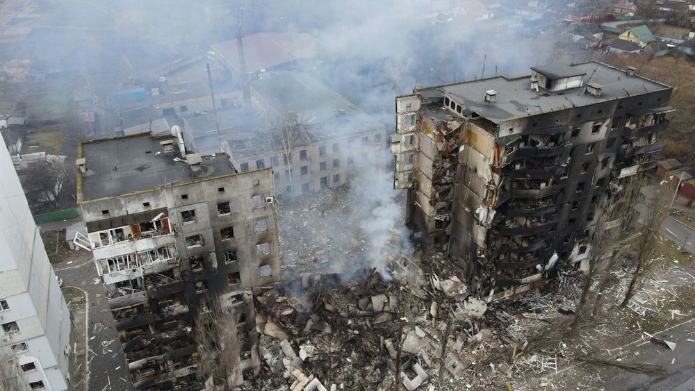 En boligblokk i Borodyanka i Kyiv i Ukraina er bombet sønder og sammen av russiske styrker torsdag.