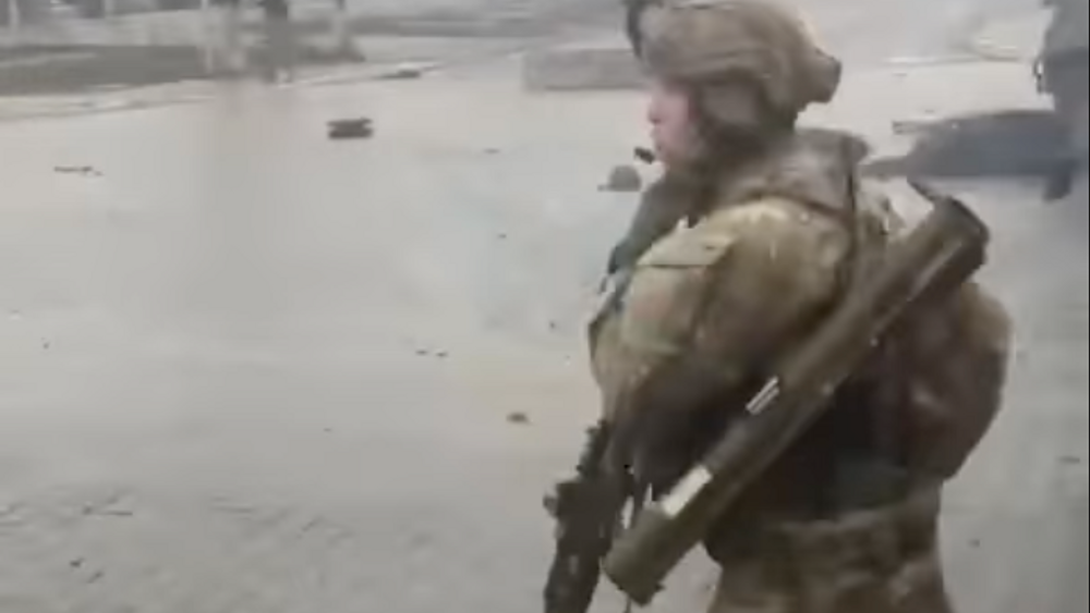 Ukrainsk soldat med M72 i nærheten av Hostomel torsdag.