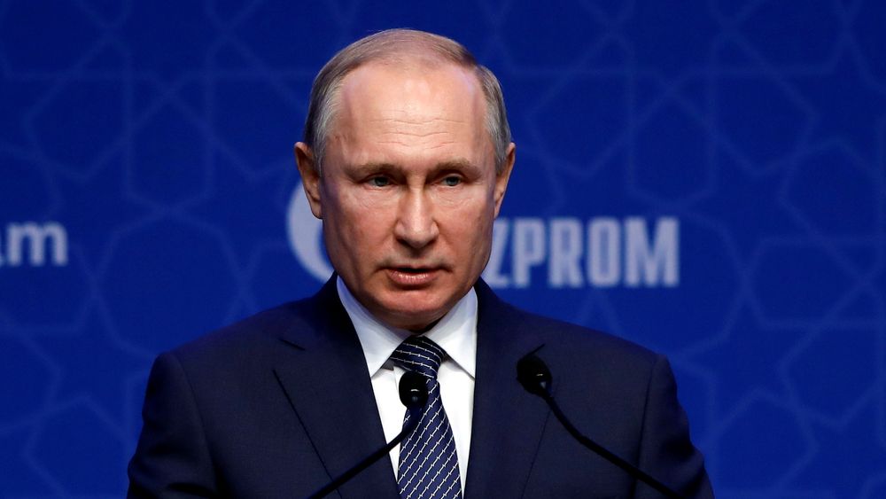 Russlands president Vladimir Putin forbyr fra 1. februar everanser av olje og oljeprodukter til land som innfører pristak.