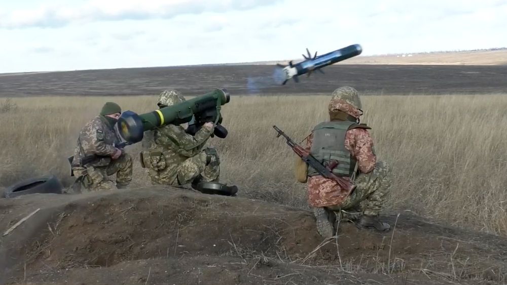 Dette bildet, tatt 12. januar 2022, viser ukrainske soldater som øver med FGM-148 Javelin.
