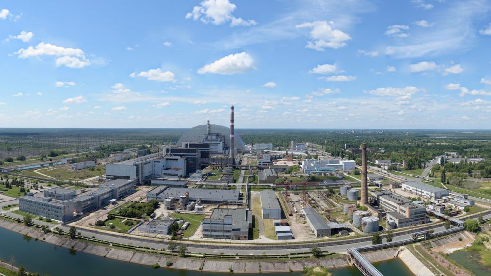 Tsjernobyl-anlegget med den store sarkofagen som er plassert over de ødelagte delene av kraftverket for å hindre stråling.