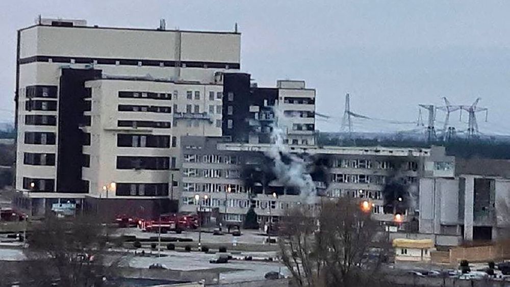 De ukrainske atommyndighetene Energoatom har gitt ut dette bildet som viser en brann i en bygning ved atomkraftverket i Zaporizjzja etter at anlegget ble angrepet av russiske styrker forrige fredag.