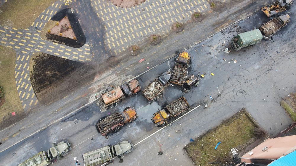 Ødelagte russiske militærkjøretøy fotografert med drone i tettstedet Borodyanka i Ukraina.