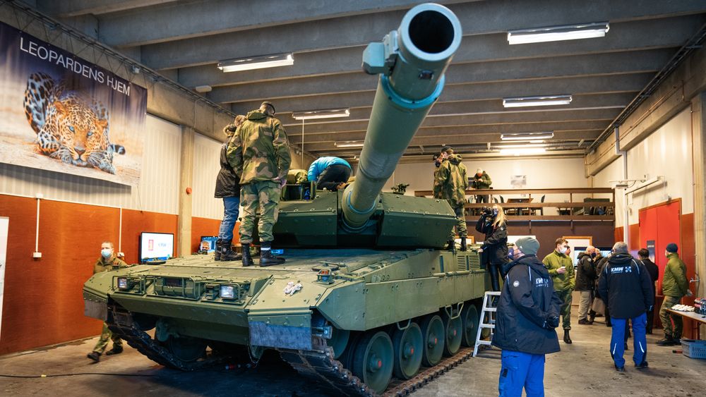 En Leopard 2A7 inne i KMWs garasje på Rena i forbindelse med vinterprøvene som var i ferd med å starte opp i slutten av januar.