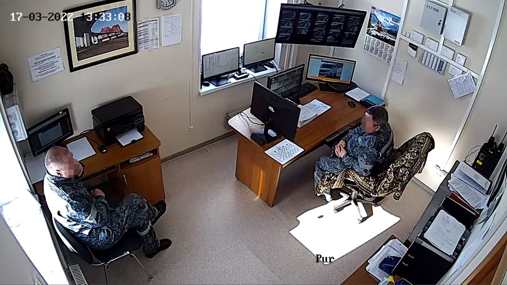 Dette bildet er hentet fra en videostrøm fra det som skal være et sikkerhetskontor et sted i Russland. Av skjermene ser det ut til at personen bak skrivebordet overvåker noen veistrekninger. Ansiktene til personene er pikselert av Digi.no.