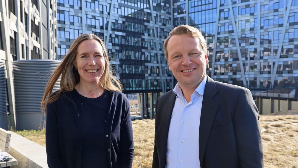 Direktør for Direktoratet for forvaltning og økonomistyring (DFØ) Hilde Singsaas og direktør for Telias bedriftsmarked Jon Christian Hillestad signerte denne uken den nye kontrakten på den statlige fellesavtalen for kjøp av telefonitjenester. DFØ er en av de 120 virksomhetene som omfattes av avtalen.
