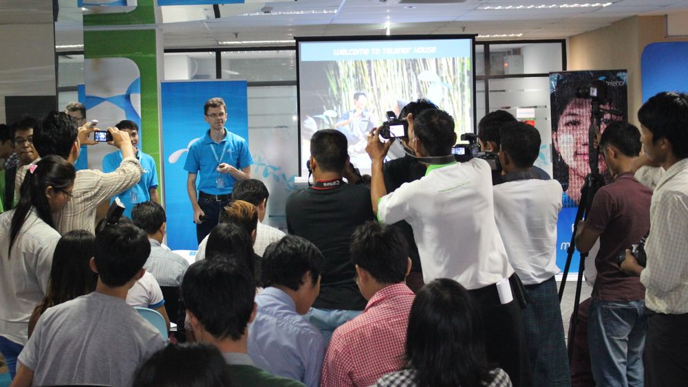 Dagens leder for Telenor Norge, Petter-Børre Furberg, ledet Telenor Myanmar og åpner her nettet til Telenor Myanmar 27. september 2014. Seks og et halvt år seinere tok militærjuntaen igjen all makt i landet, og nå selger Telenor sin virksomhet.
