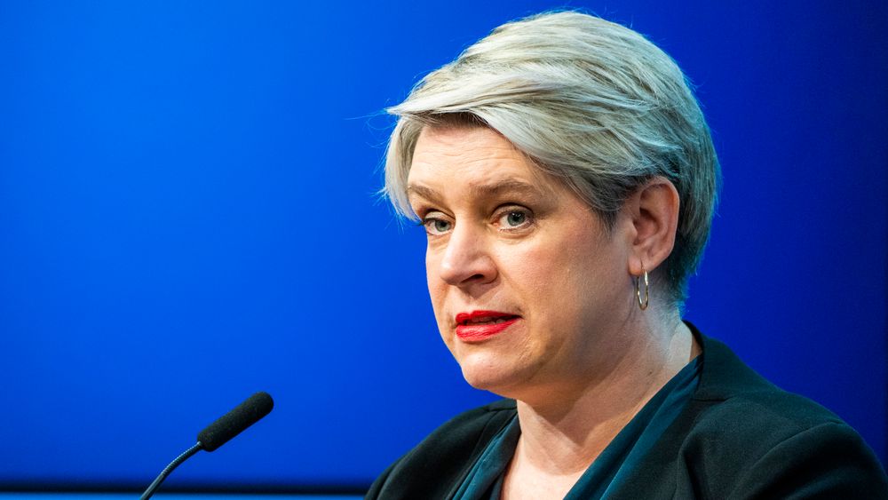 Arbeids- og inkluderingsminister Marte Mjøs Persen (Ap) sier det er behov for å tilpasse reglene om hjemmekontor til et mer moderne arbeidsliv.