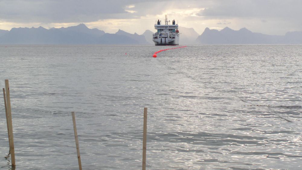 Politiet har henlagt saken etter at fiberkabelen mellom Norge og Svalbard ble skadet natt til syvende januar. Bildet er fra leggingen av kabelen i 2003.