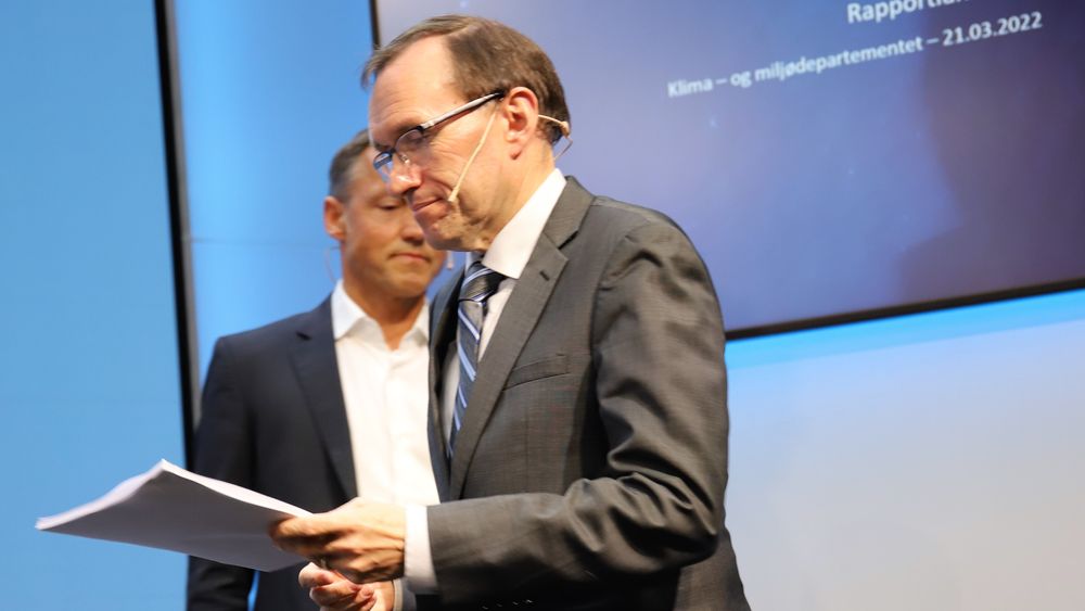 Espen Barth Eide fikk overlevert rapporten  «Grønn maritim 2022» av Erik Jakobsen, partner og styreleder i Menon (i bakgrunnen).