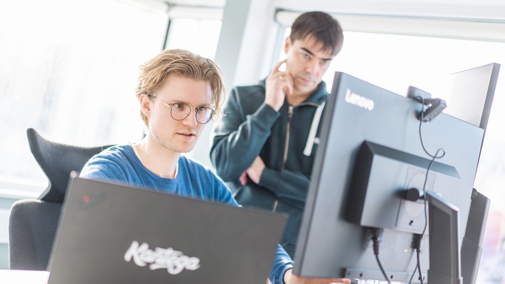 Systemutvikler Elias Brattli Sørensen sammen med daglig leder Anders Eivind Bråten i Kantega SSO.