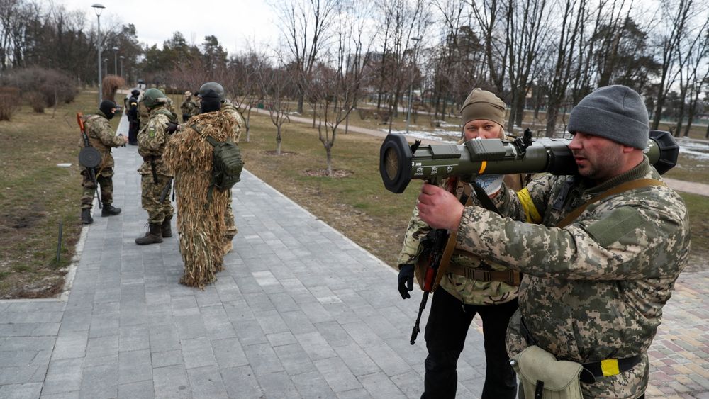 Bildet viser ukrainske soldater som får opplæring på Saab AT-4/Pansarskott 86 i Kyiv 9. mars.