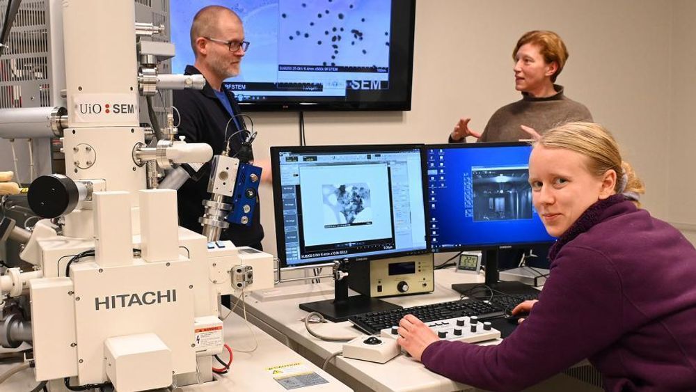 Mathilde Verne lager nanopartikler i masteroppgaven sin. Her studerer hun dem i et elektronmikroskop. Bak: Stian Svelle og Anja Olafsen Sjåstad. 