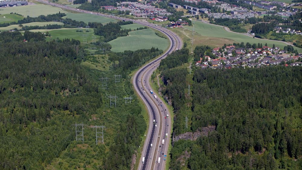 I 2021 omkom 87 personer i veitrafikken i Norge. Det er et godt stykke unna nullvisjonen, men likevel den laveste andelen i Europa. Flyfoto av E6 ved Oslo.