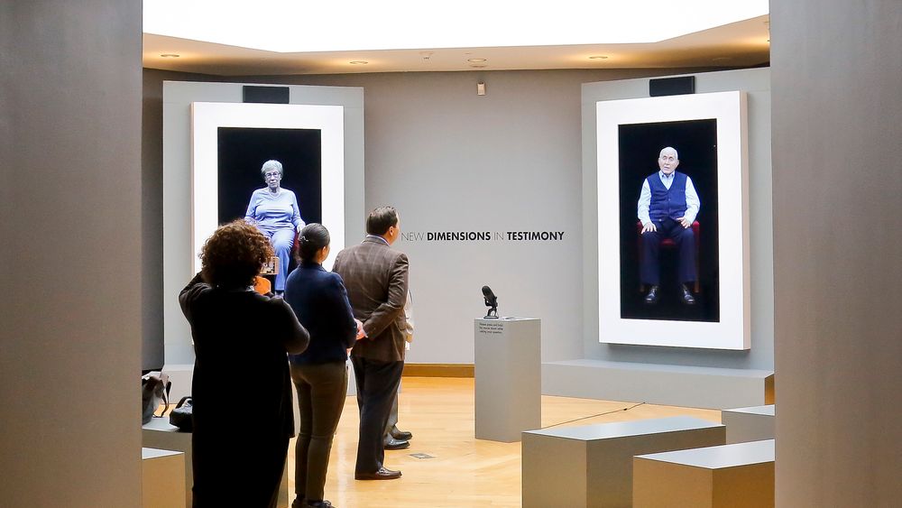 Bildet viser virtuelle versjoner av holocaust-overlevende Eva Schloss og Pinchas Gutter på Museum of Jewish Heritage sin «New Dimensions in Testimony»-utstilling i New York i 2017. 