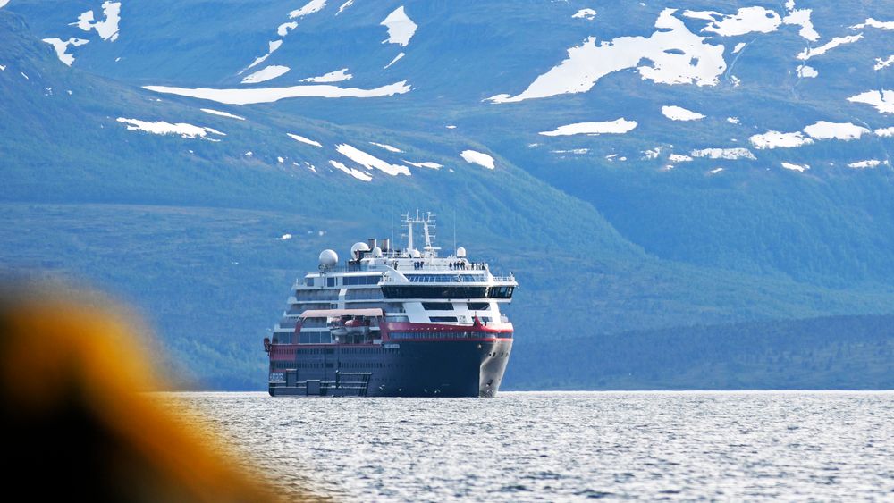 Hurtigrutens mål er å sjøsette det første nullutslippsskipet innen 2030. Her ankommer ekspedisjonsskipet MS Roald Amundsen Tromsø i 2019.