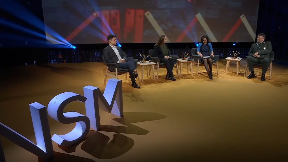 Fra paneldebatten om kunstig intelligens og etikk under Sikkerhetskonferansen 2022. Konferansier er Siri Lill Mannes.