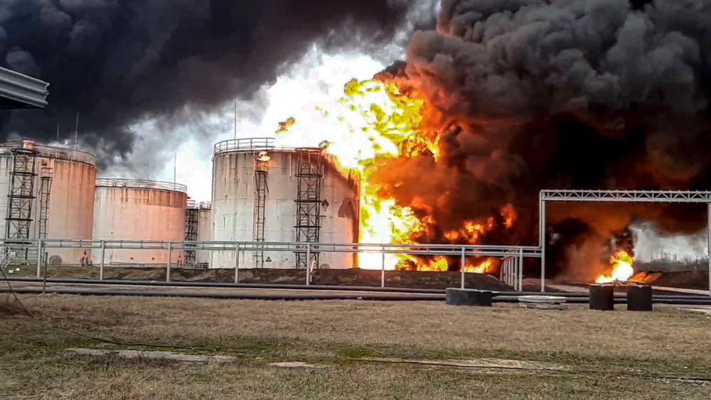 Russland anklager Ukraina for å ha angrepet et oljedepot i Belgorod fredag morgen. Angrepet forårsaket en stor brann ved anlegget.