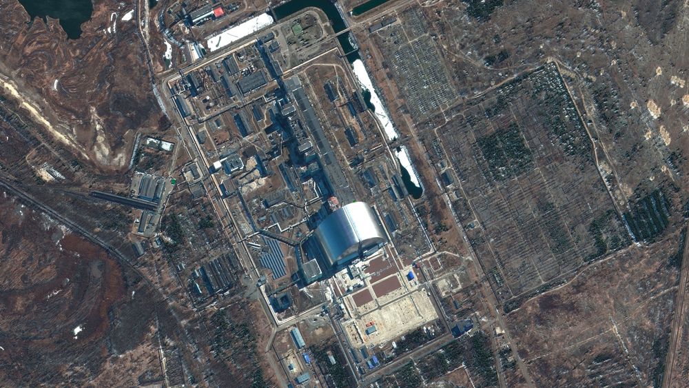 Et satellittbilde viser det nedlagte atomkraftverket Tsjernobyl, som russiske styrker tok kontrollen over i februar. Ukrainske myndigheter anklager Russland for å begå uansvarlige handlinger rundt atomkraftverket. – Den russiske aktiviteten kan føre til at det lekker ut radioaktivitet som kan berøre store deler av Europa, advarte Ukrainas visestatsminister Iryna Veresjtsjuk nylig. Hun ba FN gripe inn og ta kontrollen over området.