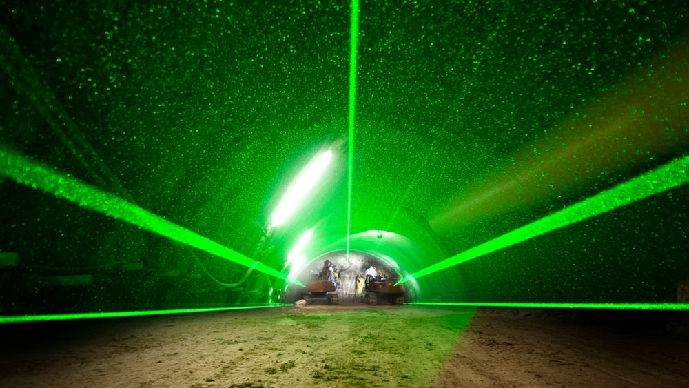 Laseren viser avvik mellom teoretisk og faktisk tverrsnitt i tunnelen.