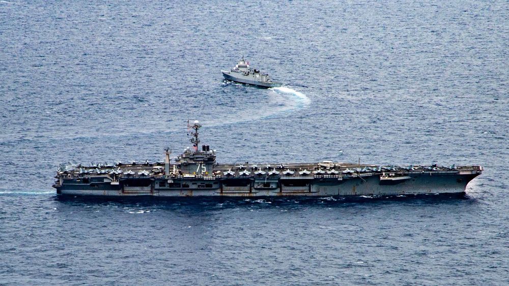 USS Harry S. Truman (CVN 75) i Nimitz-klassen leder den såkalte Carrier Strike Group 8 og eskorteres blant annet av fregatten KNM Fridtjof Nansen. Dette bildet ble tatt i gresk farvann 5. januar.