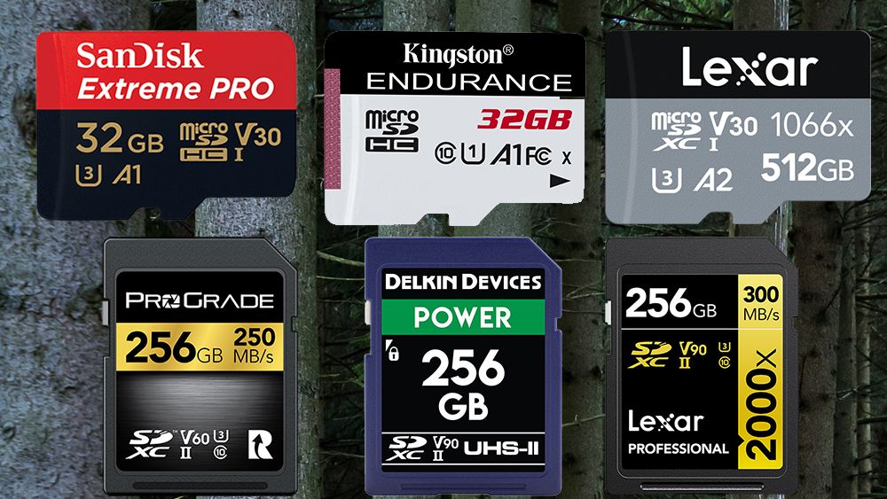 SD-kort og microSD-kort kan ha mange ulike merkinger som forteller noe om egenskapene til kortene. Men hva? På bildet er det ikke tatt hensyn til den fysiske størrelsesforskjellen det er på SD-kort og microSD-kort.