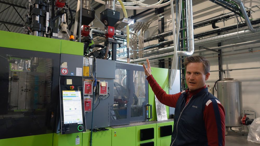 Denne maskinen støper plastdelene til skibindingene, viser Rottefella-sjef Torstein Myklebostad.