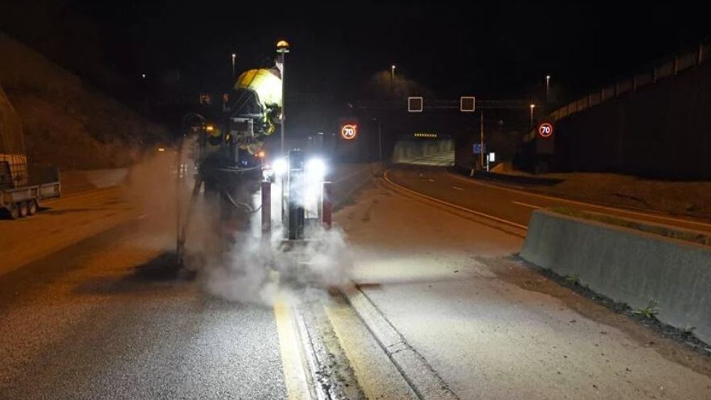 Entreprenør klargjør for å legge ned fiberkabel i asfalten i og ved Lyderhorntunnelen, for å teste ut ny teknologi som skal gi bedre trafikkovervåkning. 
