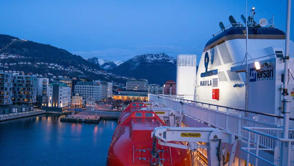 Havila Capella forlater Bergen like etter solnedgang. Selskapet er nå tungt rammet av EUs sanksjoner mot Russland etter invasjonen av Ukraina og må lete etter nye finansieringsmetoder for kystruteskipene sine. 