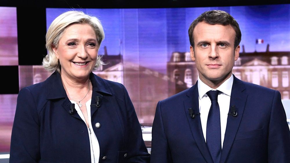 Nåværende president på gjenvalg, Emmanuel Macron, og hans utfordrer Marine Le Pen. Bildet er tatt i 2017.