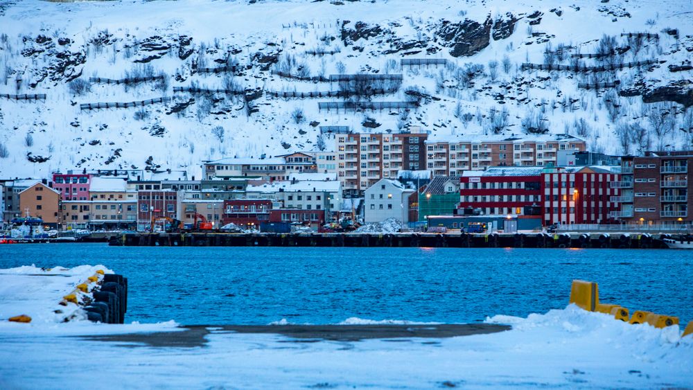 20220404: Fiskebåthavnen i Hammerfest med Hammerfest sentrum i bakgrunnen.