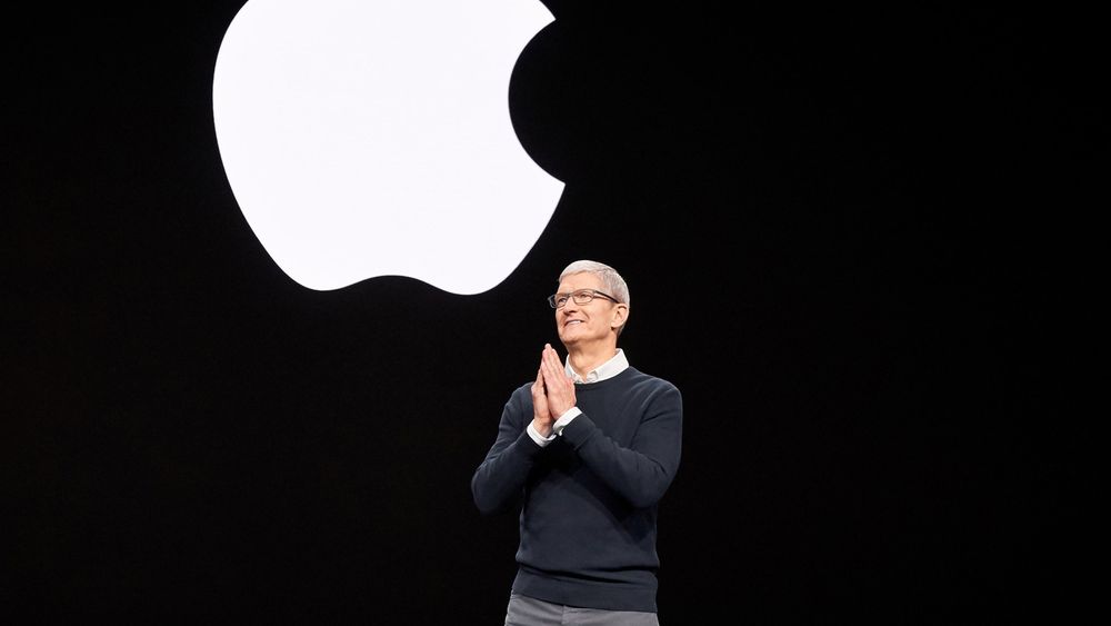 Apple-sjef Tim Cook mener konkurranselovene undergraver personvern, bildet er fra et lanseringsarrangement i 2019.