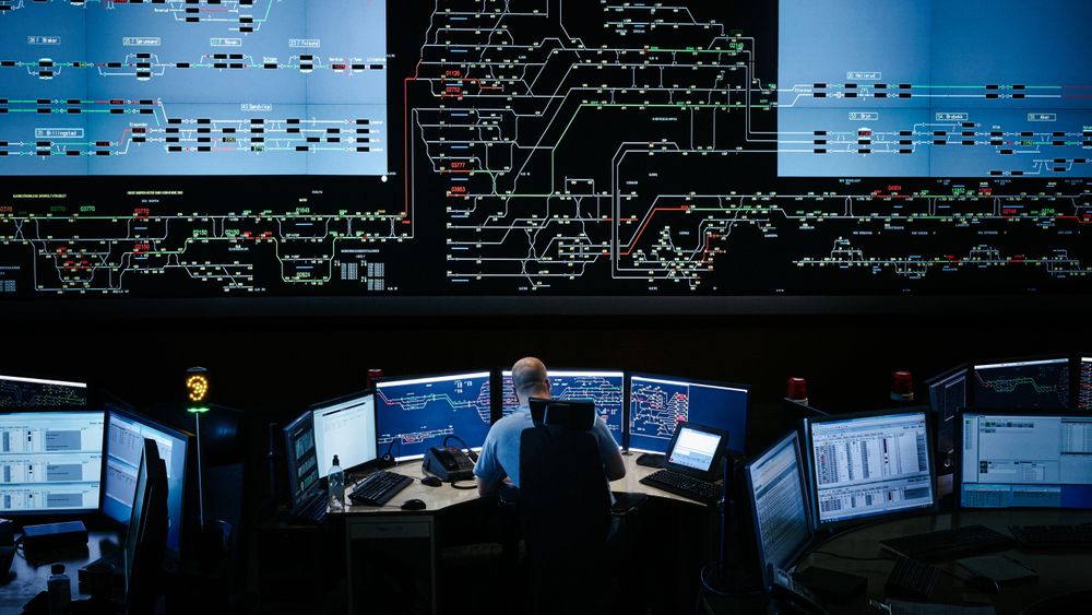 Illustrasjonsbilde fra trafikkledersentralen i Oslo. Jernbanedirektoratet har fått i oppdrag å utrede hvordan et planlagt responsmiljø for uønskede digitale hendelser skal bli.