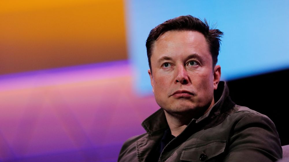 Elon Musk ønsker å kjøpe alle aksjene i Twitter. For halvannen uke siden kjøpte han rundt en tidel av selskapet.