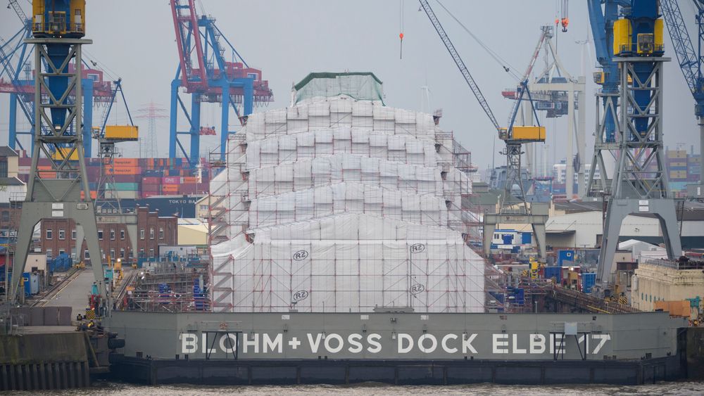 Tyske myndigheter har tatt beslag i verdens største yacht, 156 meter lange Dilbar, som ligger helt tildekket ved et verft i Hamburg.