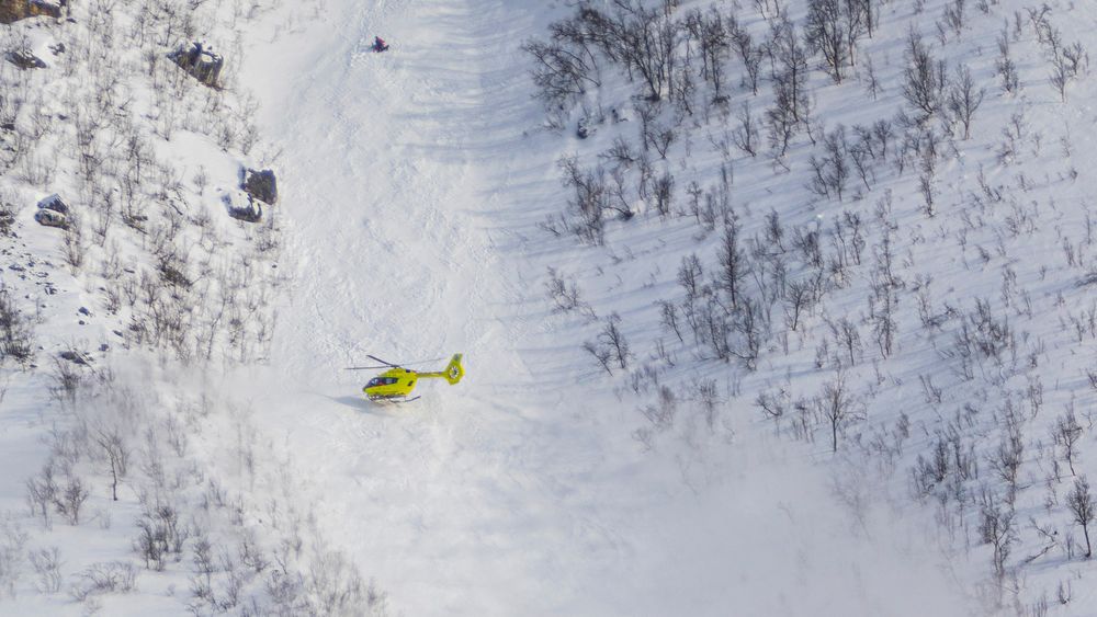 I slutten av mars ble fire personer hentet ut av et snøskred ved Blåruttinden i Balsfjord i Troms. Snøskredfaren er fortsatt betydelig i store deler av landet. 