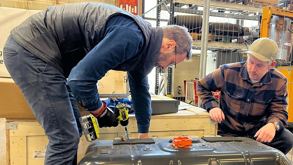 Fredrik Ringnes og Rune Granberg i Hagal henter ut battericeller som skal testes og brukes på nytt i stasjonær energilagring. 