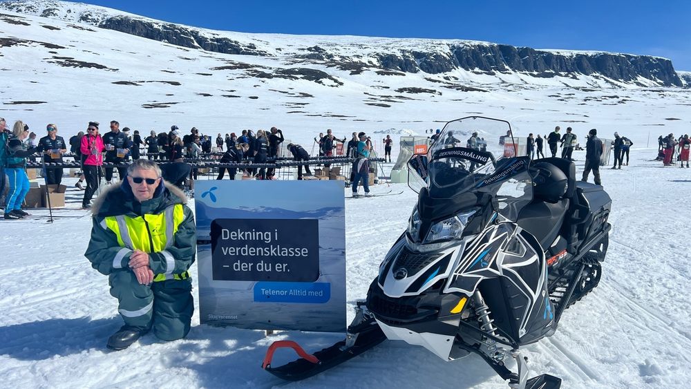 Sikkerheten for deltakerne i Skarverennet oppgis som hovedbegrunnelsen til at Telenor bygger midlertidig mobildekning langs løypa. Som vi ser av bildet dekningsdirektør Bjørn Amundsen har sendt fra fjellet, er det selvsagt også litt reklame med på lasset som gevinst.