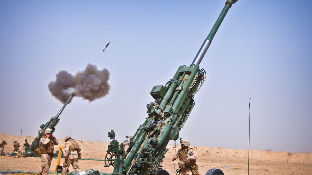 Soldater fra det amerikanske marinekorpset skyter M982 Excalibur med M777-artilleri i Helmand-provinsen i Afghanistan i 2011.