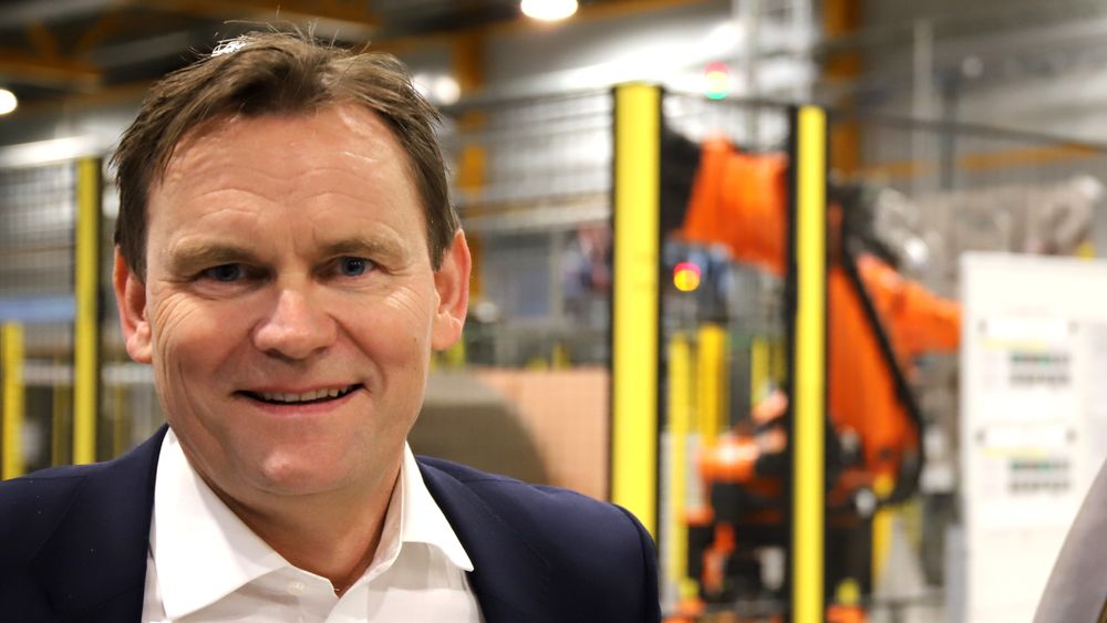 Administrerende direktør Jon André Løkke i Nel smilte som en sol da den nye fabrikken på Herøya ble offisielt åpnet i slutten av april 2022. Han går av som sjef til sommeren og overlater roret til Håkon Volldal.