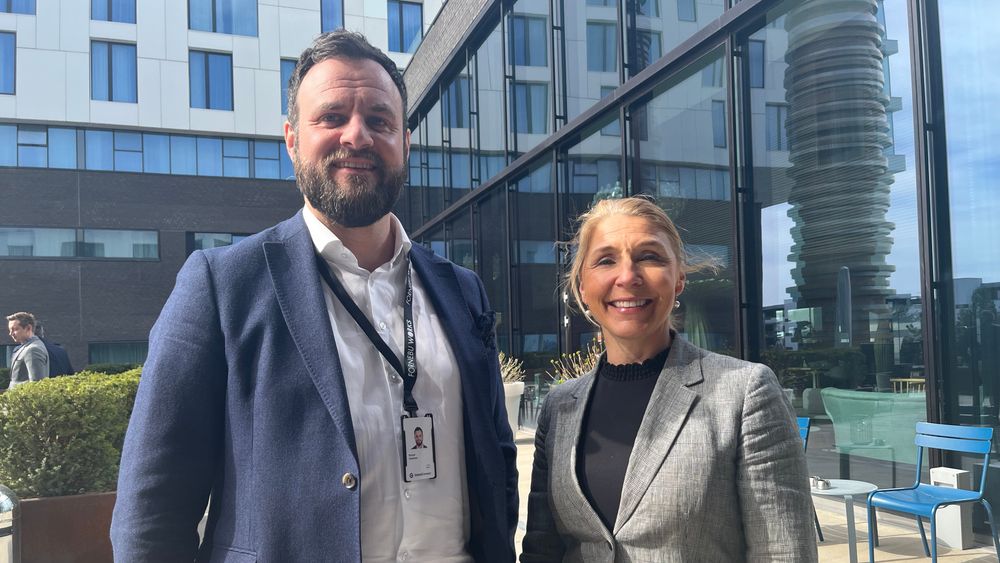 Homenet-sjef Brynjar Andersen og Globalconnect Norge-sjef Charlotta Rehman slår igjen et slag for åpne nett – altså konkurranse på tjenester i fiberkablene.  