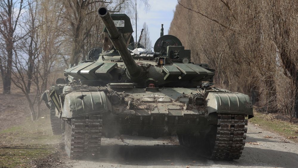 Ukrainsk soldat i en T-72 som ble erobret fra russerne i slutten av mars. 125 mm-ammunisjon til slike stridsvogner er blant det USA nå skal bidra med.