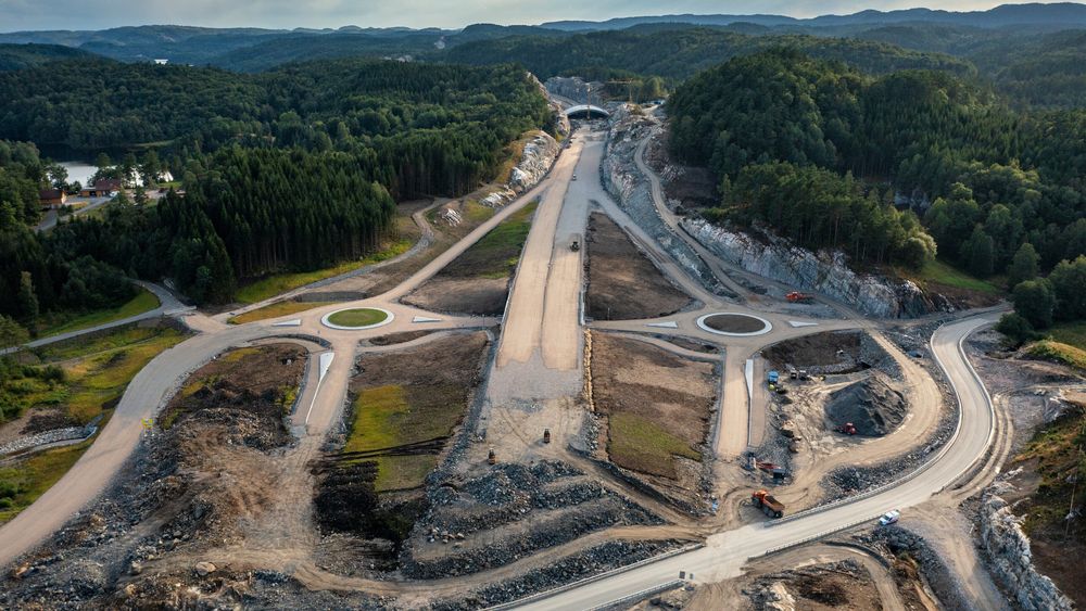 I en ny rapport argumenterer Naturvernforbundet for å erstatte nye motorveier med mer vedlikehold av eksisterende vei. Her Dølebrukrysset på nye E39 mellom Kristiansand og Mandal, som ble ferdigstilt i desember 2021.