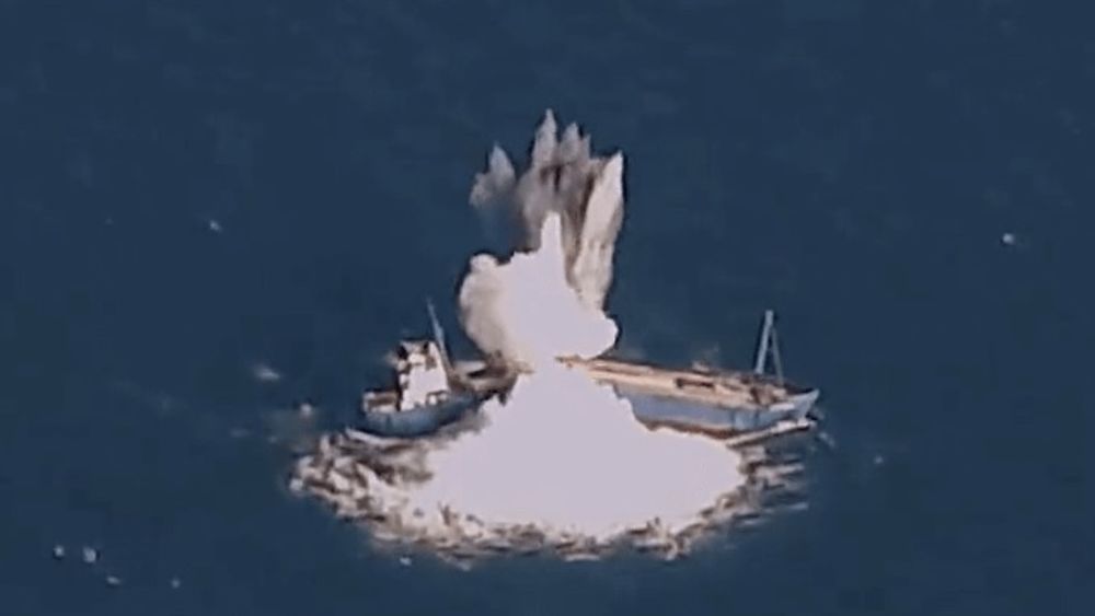 Bilde fra video som viser at skipet umiddelbart deles i to av presisjonsbomben.