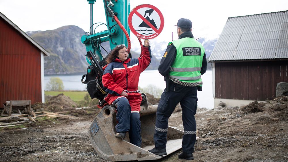 Stadige vernekamper har påvirket miljødepartementets historie. Her demonstrerer Natur og Ungdom mot et gruveprosjekt ved Førdefjorden denne uken.