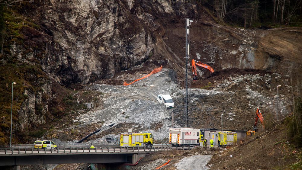 En bil ble tatt av et jord- og steinskred på nordsiden av Stavsjøfjelltunnelen langs E6 i Malvik onsdag, men ingen kom alvorlig til skade.