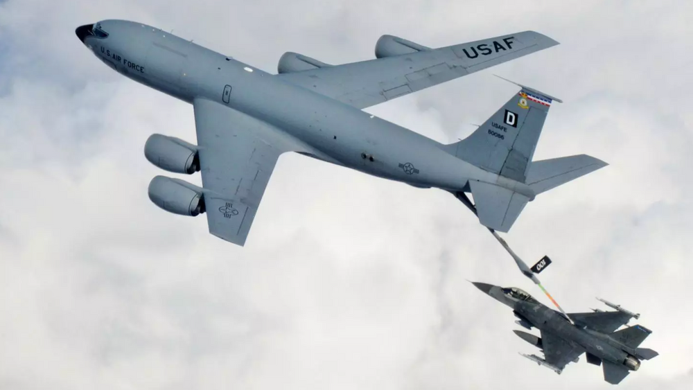 En KC-135 Stratotanker sørger for drivstoff til et F-16-fly. 
