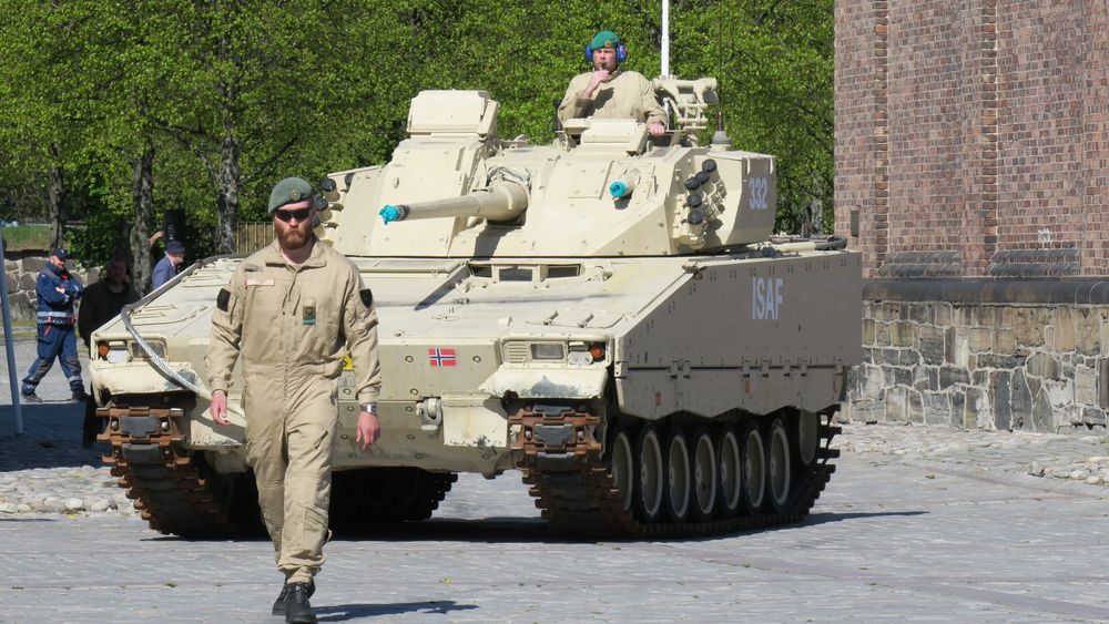 Jan Bakken (i luka) var vognkommandør og tok med den nye CV9030N-vogna til Afghanistan høsten 2003. Han ledet den også inn på siste ferd til Forsvarsmuseet.