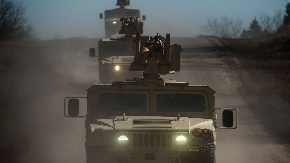 En kolonne amerikanske Humvee-feltvogner med Crows-våpenstasjoner fotografert i Arkansas i januar 2022.